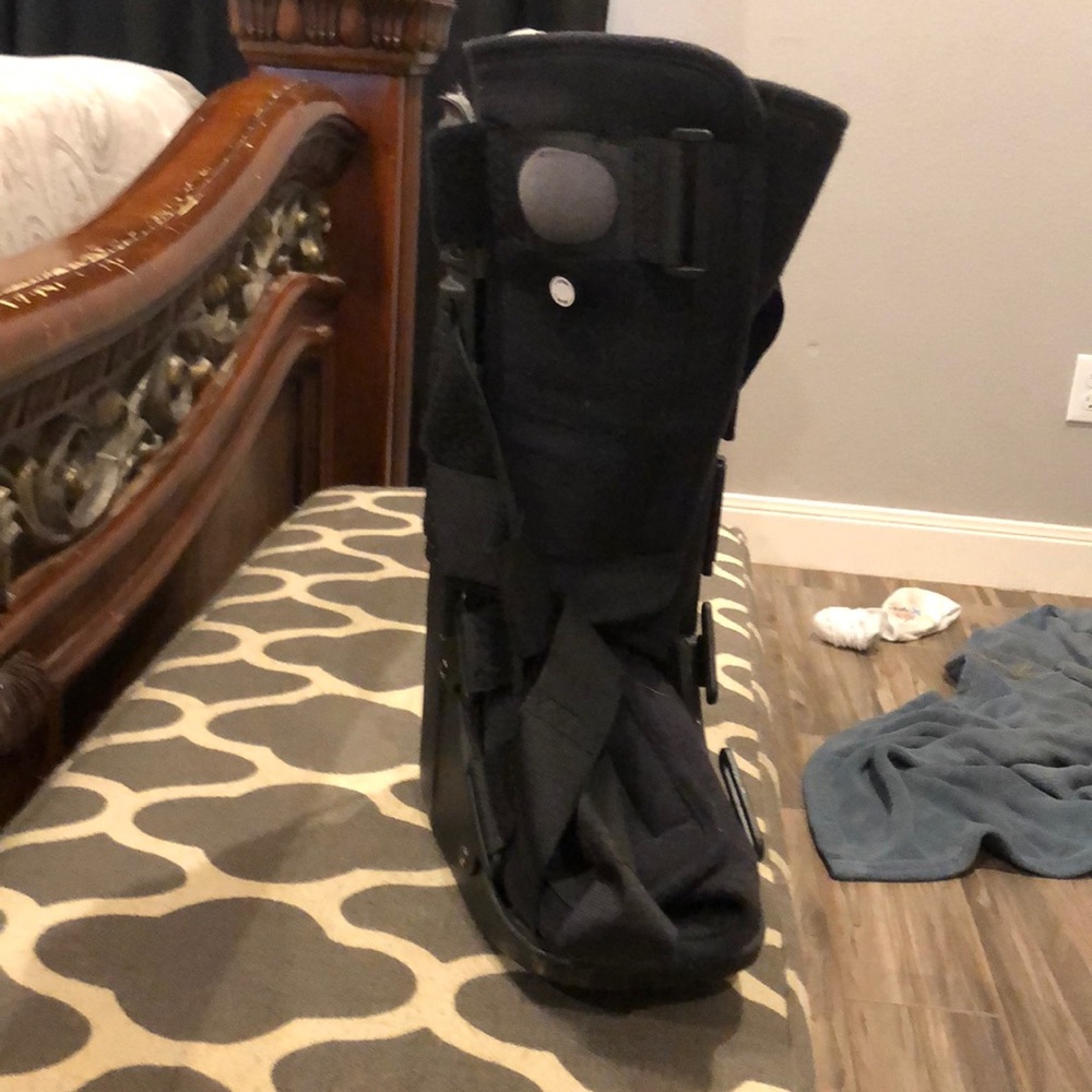 Left or right foot injured foot boot